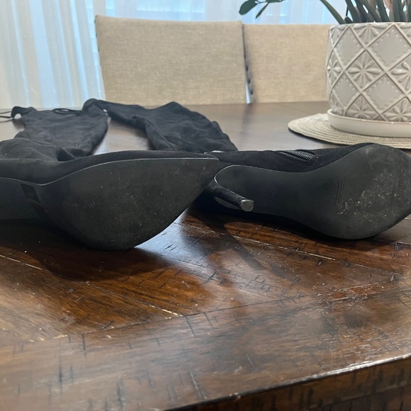 Knee high Black heeled boots - Picture 2 of 2